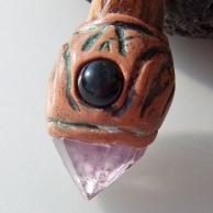 アメジスト鹿角タイガーアイのハンドメイドネックレス・アメジスト部分・樹脂に埋め込まれている黒い石はホークアイ「