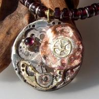 ガーネット(柘榴石)両剣水晶スチームパンクペンダントネックレス・正面