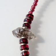 ガーネット(柘榴石)両剣水晶スチームパンクペンダントネックレス・ネックレス部分の両剣水晶とガーネット