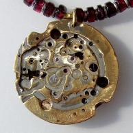 ガーネット(柘榴石)両剣水晶スチームパンクペンダントネックレス・裏面