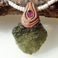 モルダバイトと白いオールドビーズペンダントネックレス・正面