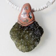 モルダバイトと白いオールドビーズペンダントネックレス・裏面