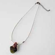 モルダバイトと白いオールドビーズペンダントネックレス・全体