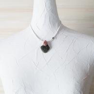 モルダバイトと白いオールドビーズペンダントネックレス・着用例