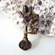 古い鍵とガーネット・スチームパンクハンドメイドネックレス