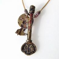 古い鍵とガーネット・スチームパンクハンドメイドネックレス