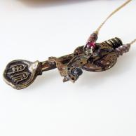 古い鍵とガーネット・スチームパンクハンドメイドネックレス