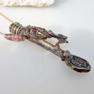 古い鍵とガーネット・スチームパンクハンドメイドネックレス
