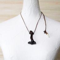 シホーテアリン隕石の斧ハンドメイドネックレス・着用例