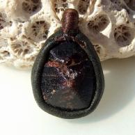 ガーネット革包みペンダントネックレス・正面