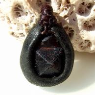 ガーネット革包みペンダントネックレス・裏面