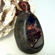 ガーネット革包みペンダントネックレス・サイドより