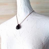 ガーネット革包みペンダントネックレス・着用例