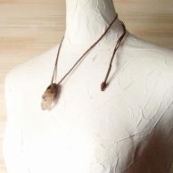 星入り水晶とアンモナイトのペンダントネックレス/着用例