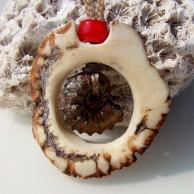 アンモナイト化石と鹿角のハンドメイドネックレス・裏面