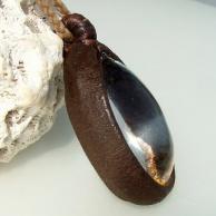 ファントム水晶革包みペンダントネックレス・サイドより