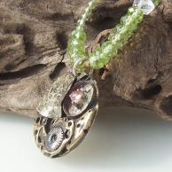 ピンクトルマリンとペリドットのスチームパンクペンダントネックレス・サイドより