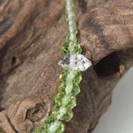 ピンクトルマリンとペリドットのスチームパンクペンダントネックレス・ペリドットと両剣水晶