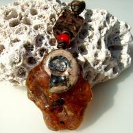 コーパル・パイライト化アンモナイト・オールドビーズのハンドメイドネックレス・正面