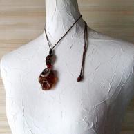 コーパル・パイライト化アンモナイト・鹿角のハンドメイドネックレス・着用例