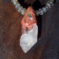 セプタークオーツとペリドット・ラブラドライトのハンドメイドペンダントネックレス・背面