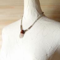 セプタークオーツとペリドット・ラブラドライトのハンドメイドペンダントネックレス・着用例