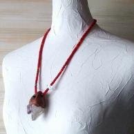 ジャカレーエレスチャル水晶とアメジストのホワイトハーツネックレス・着用例